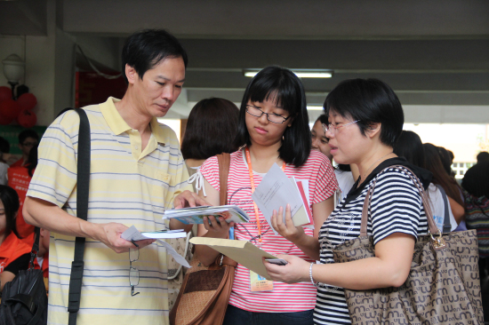 一家三口清点新生资料 一家三口清点新生资料