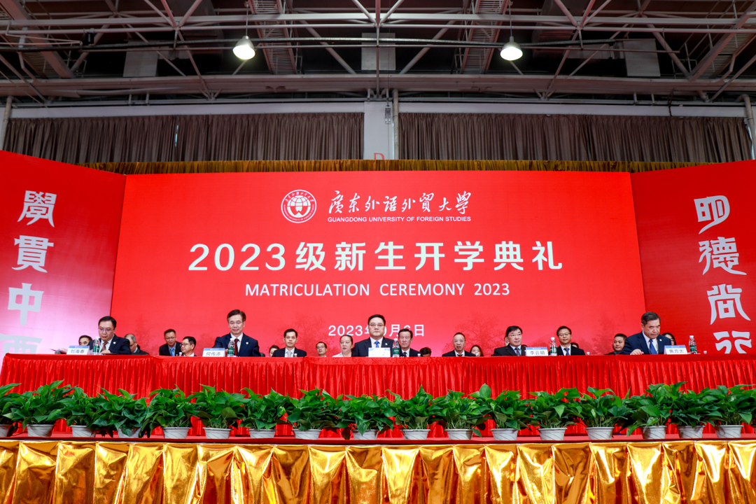 领导台上就坐.jpg