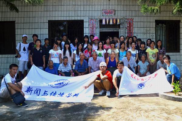 队员们与老人的合照 队员们与老人的合照