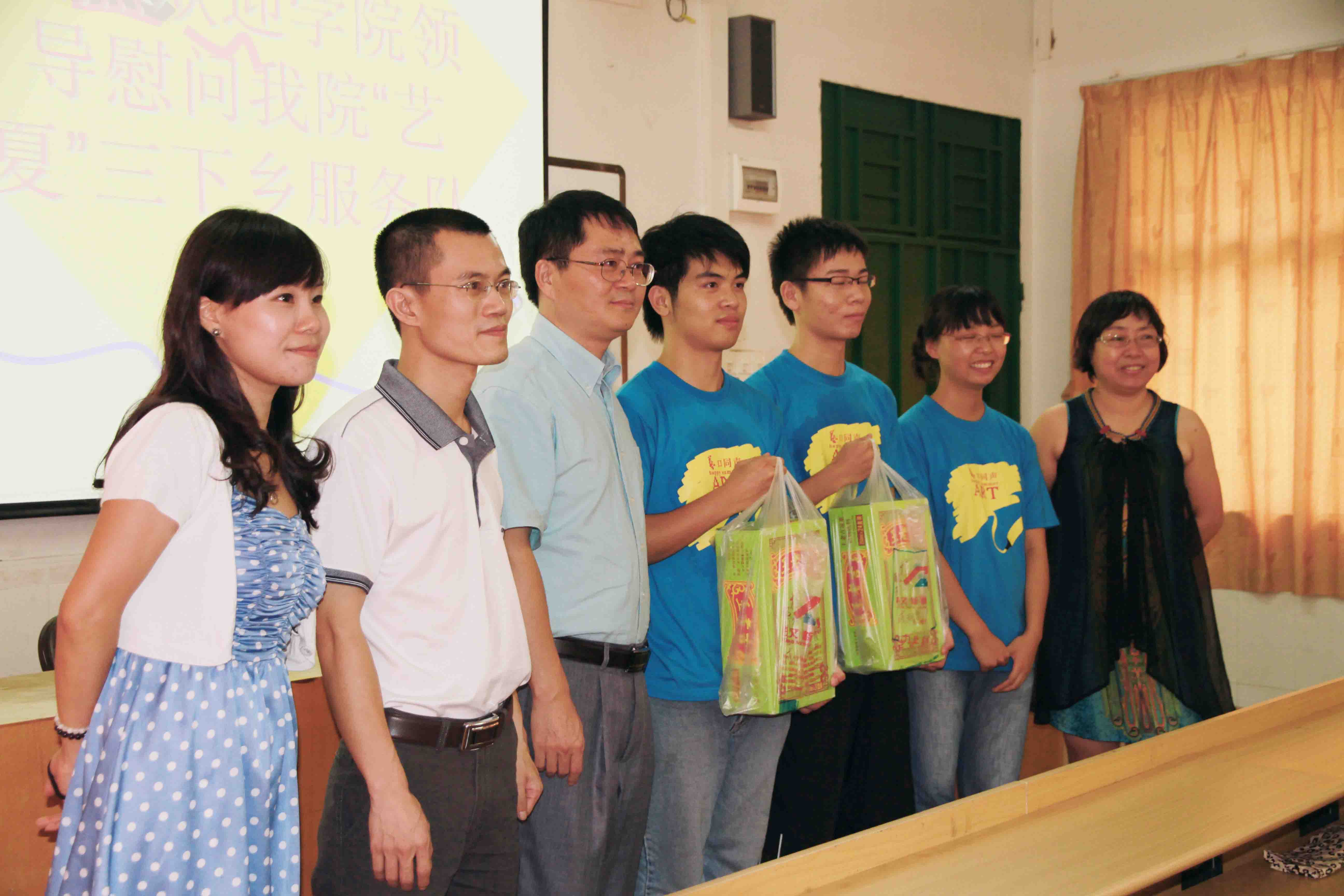 学院领导慰问“艺夏”服务队队员