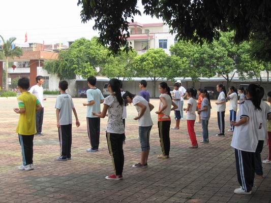 学生正在学习“五步拳”起势 学生正在学习“五步拳”起势