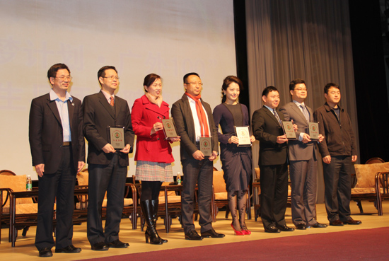何传添和安建国为圆梦人生导师颁发聘书