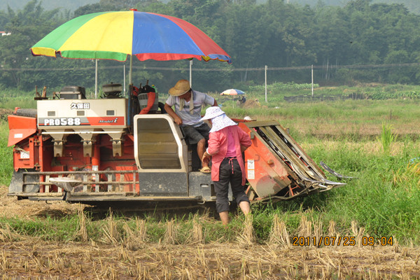 “心乡印”队员在进行问卷调查及与当地高中生交流 “心乡印”队员在进行问卷调查及与当地高中生交流