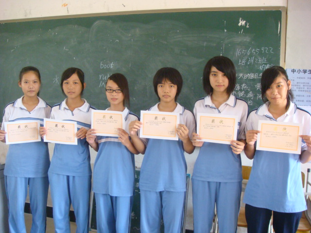 获奖同学们领奖状 获奖同学们领奖状