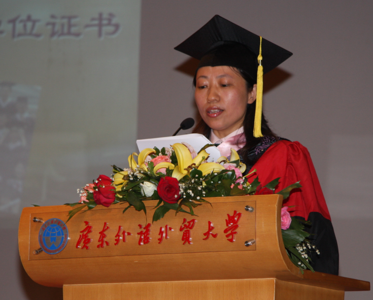 孙晓琴副院长宣读授予学士学位的决定
