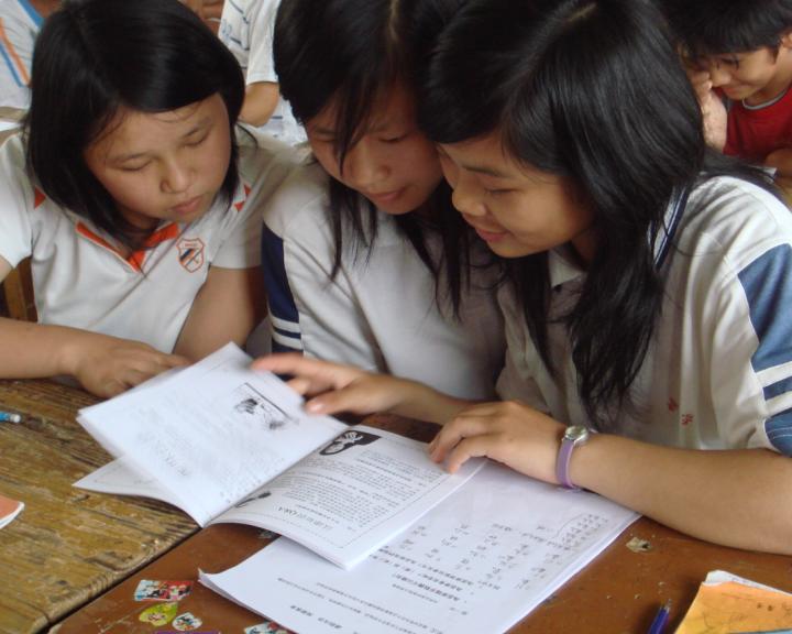 学生争相阅读普法小册子