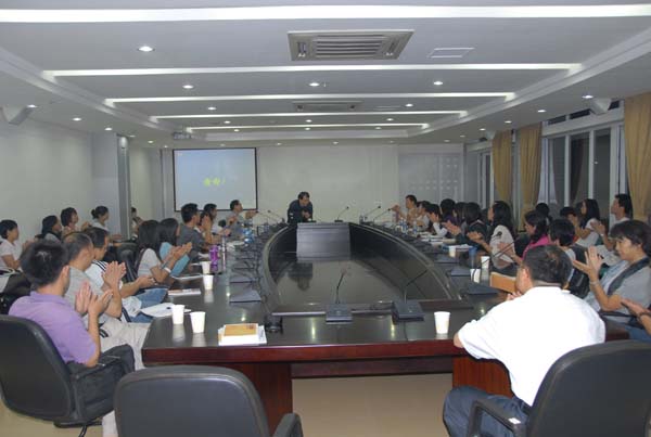 师生热烈鼓掌致谢