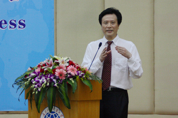 黄华回答同学提问