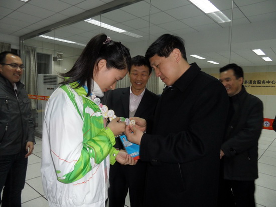 傅朗为志愿者林哲同学佩戴徽章