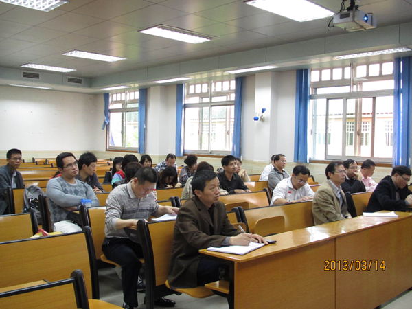 思政学院师生认真听取讲座 思政学院师生认真听取讲座
