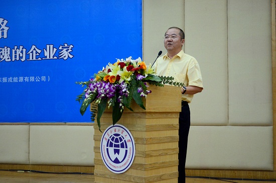 广东振戎能源有限公司熊韶辉董事长在谈企业发展。