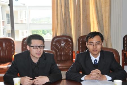 周璠(左)介绍实习生合作计划