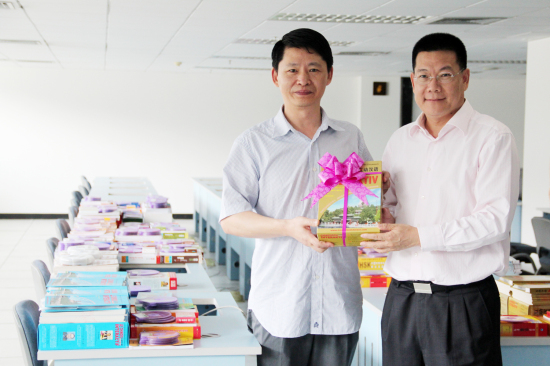 仲伟合校长代表学校接受赠书