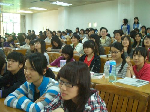 现场同学认真听讲