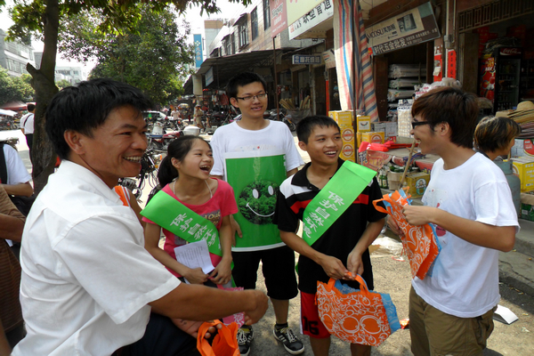 队员与当地居民交流环保知识