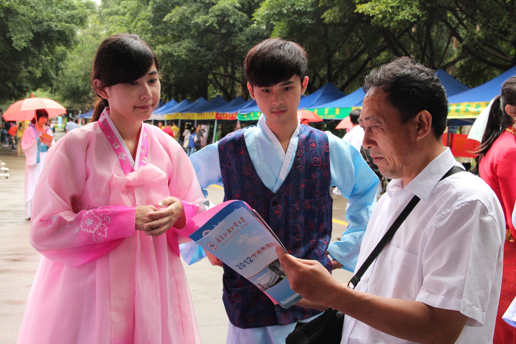 学生们穿着特色的服饰为家长介绍广外 学生们穿着特色的服饰为家长介绍广外