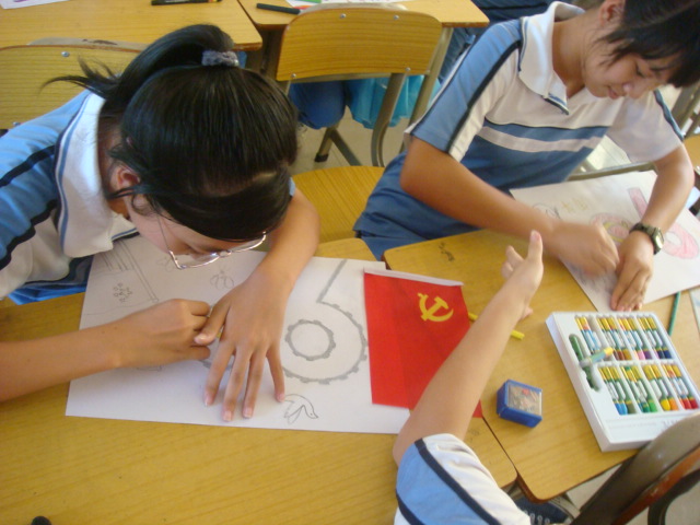 同学们正在认真地绘画 同学们正在认真地绘画