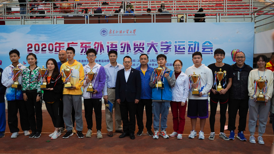 胡文涛与各学院代表合影.jpg