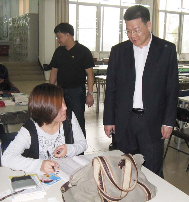 与公开学院学生亲切交谈