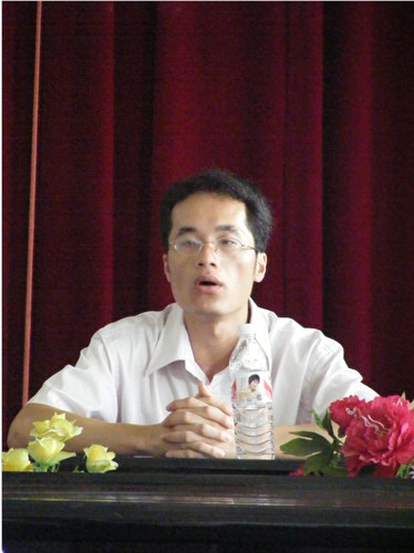 指导老师包生耿在会上介绍广外
