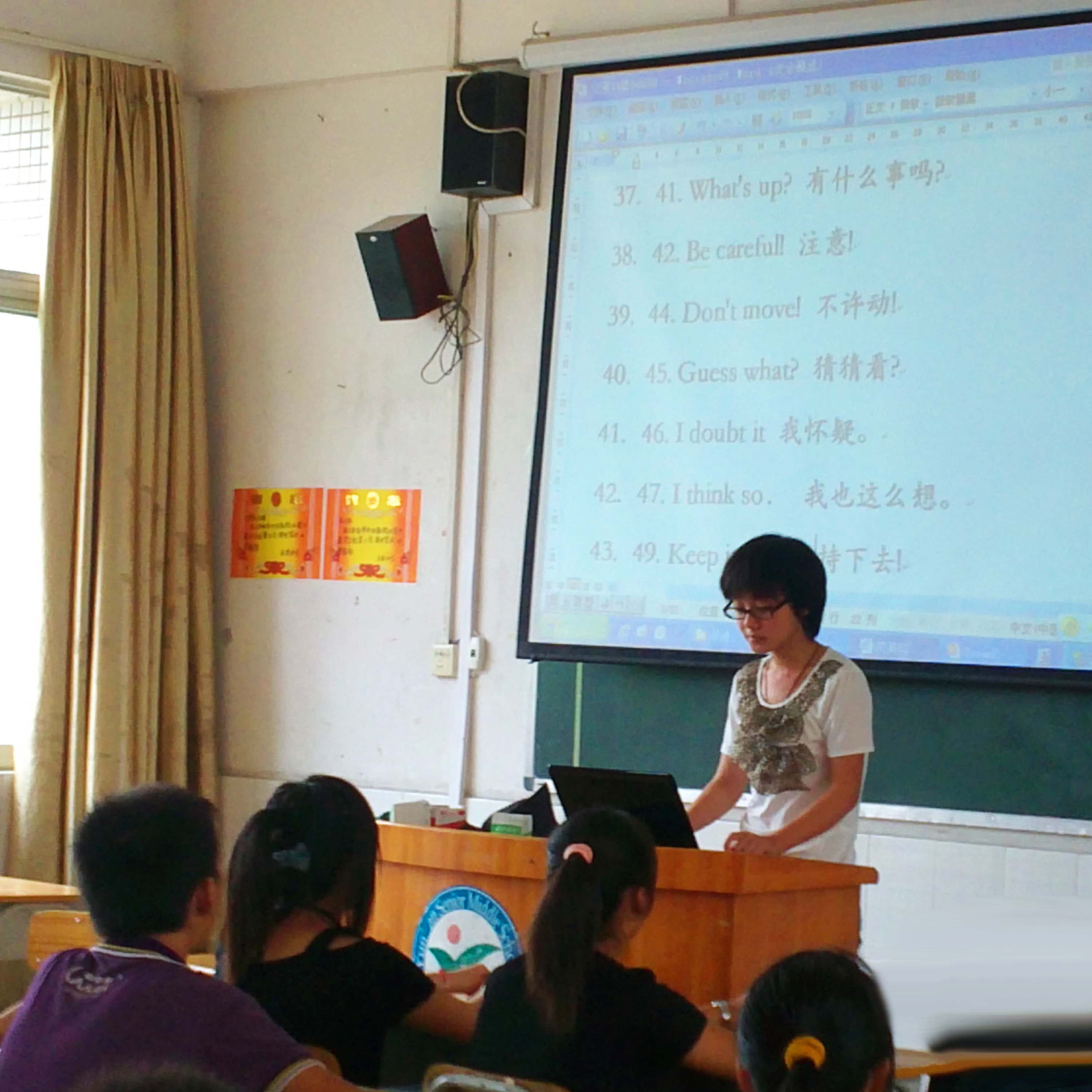 同学们在导师的带领下进行趣味的英语早读。
