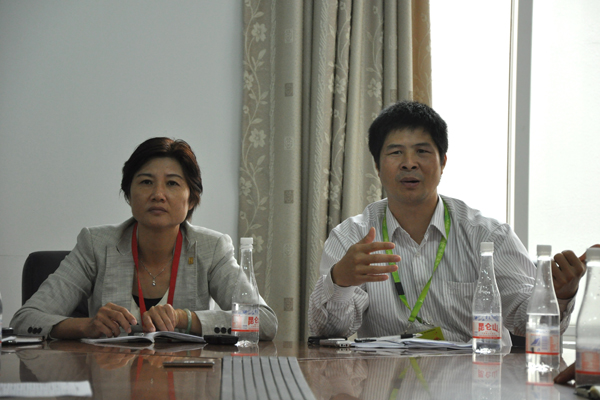 场馆运行秘书长林少娜、副秘书长李旭武认真听取各业务口负责人的工作报告