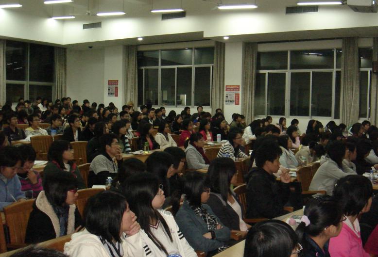 听众专注听讲