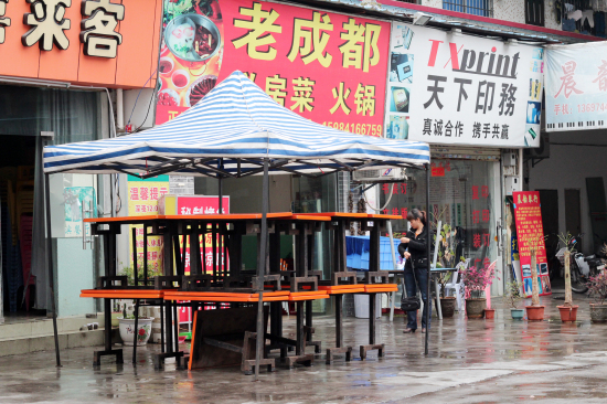 宵夜档口在白天里“休养生息”,为晚市“养精蓄锐“ 宵夜档口在白天里“休养生息”,为晚市“养精蓄锐“