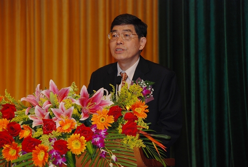 徐真华书记向学生家长介绍学校情况