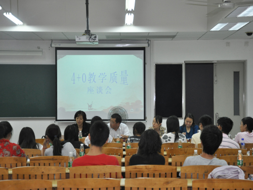 学生座谈会场面再现热烈