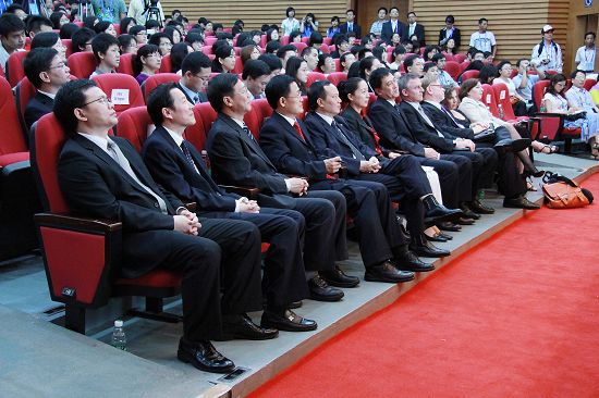 校级领导出席演讲会