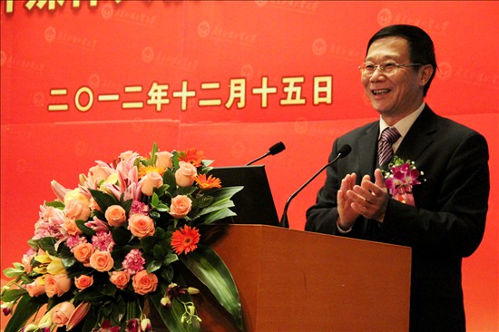 陈建平主持大会,介绍与会来宾 陈建平主持大会,介绍与会来宾