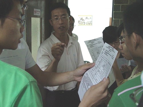 常永胜指导学生看订单