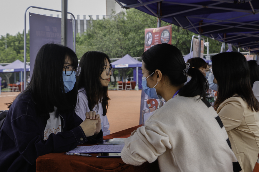 3.面试官与学生进行面试(2).jpg 3.面试官与学生进行面试(2).jpg
