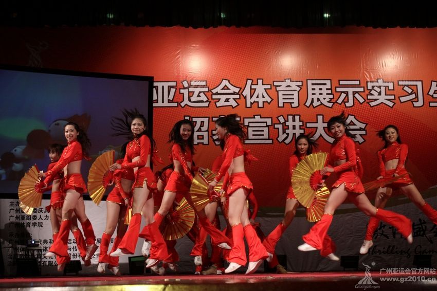 我校国魅舞蹈队带来精彩表演