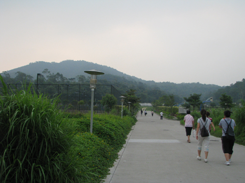 市民途经我校篮球场上白云山