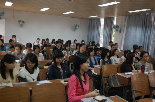 认真聆听学习
