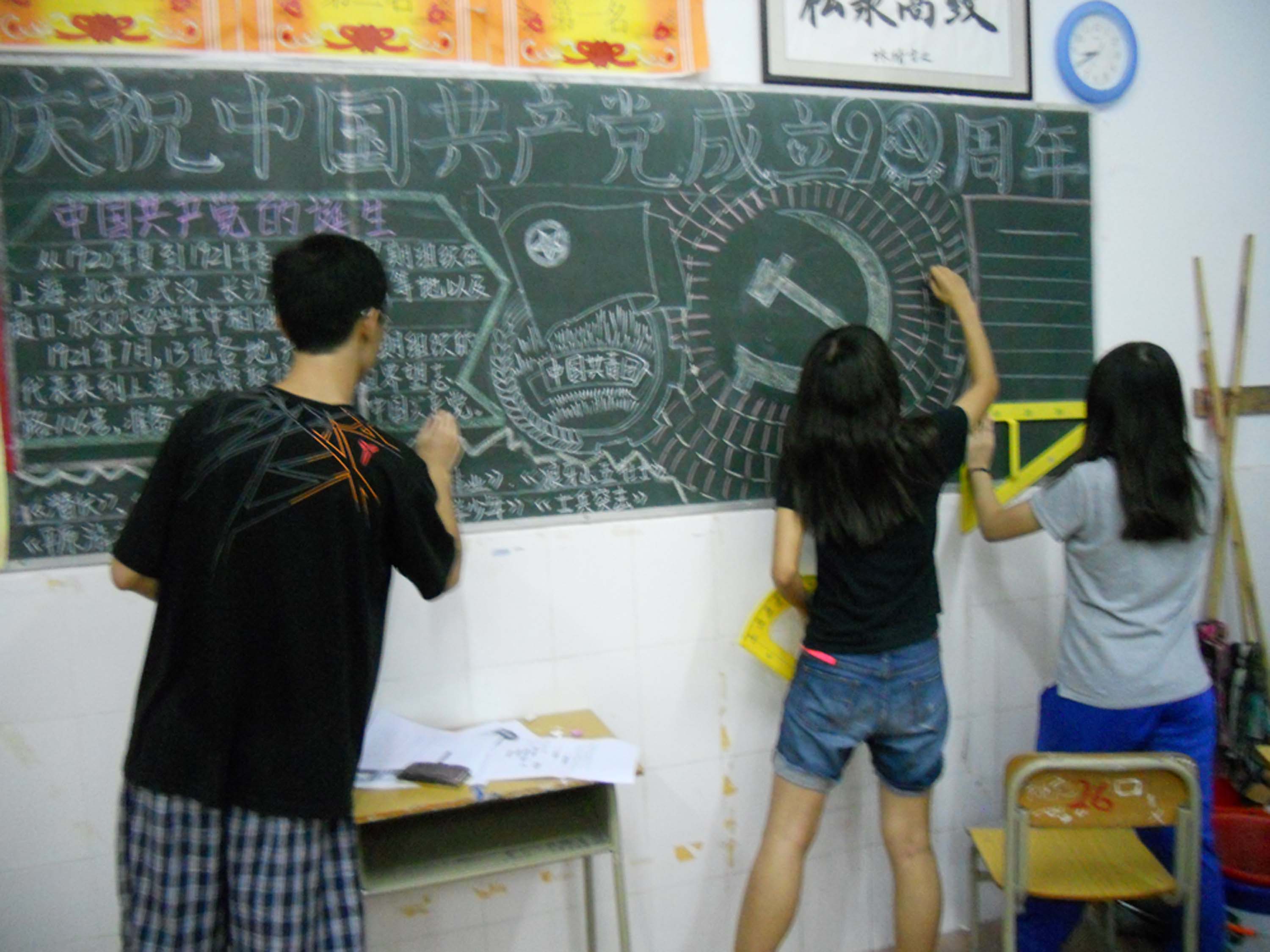 宣传人员正努力地工作