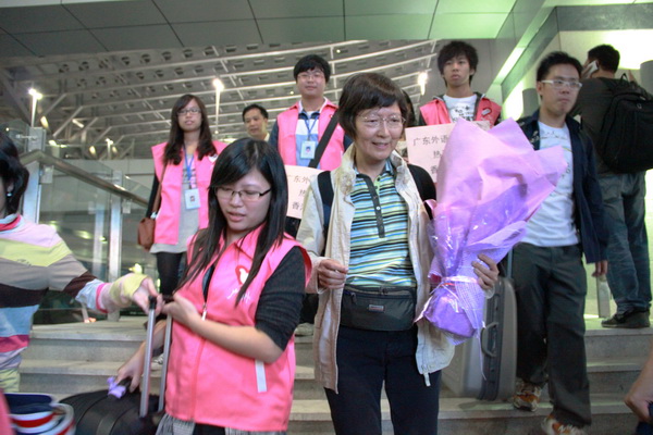 帮志愿者们搬运行李