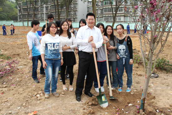 仲伟合校长与参加活动的学生合影留念