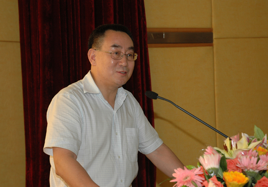 顾也力主持报告会 顾也力主持报告会