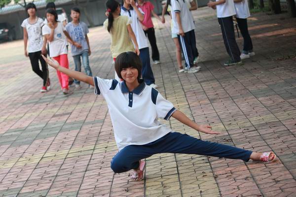 苏新妹同学展示刚学套路 苏新妹同学展示刚学套路