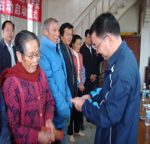 梁学宏书记为当地困难群众赠送慰问金