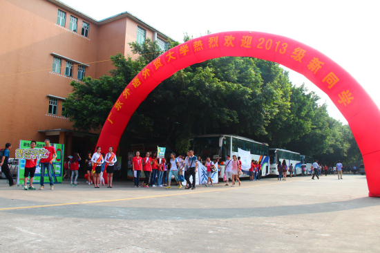 学校正门，一切工作准备就绪，只等新生到来