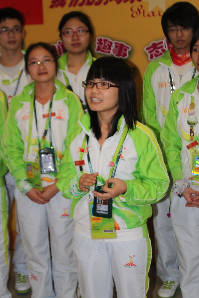 邓靖靖汇报志愿服务工作