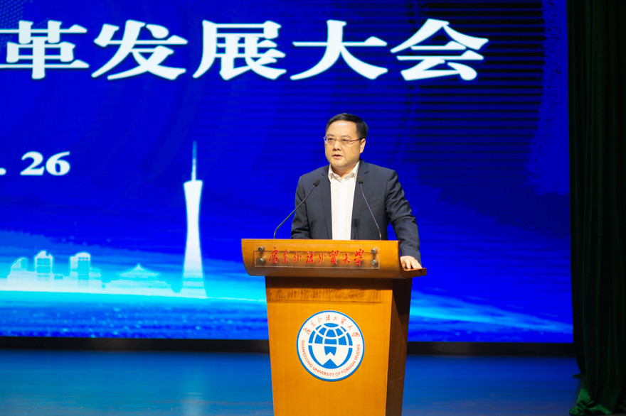 石佑启校长作报告.jpg