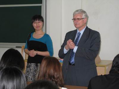 学生见面会上