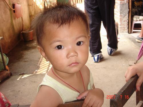 孩子惹人爱怜的眼睛,似乎在责问为什么父母不在身边