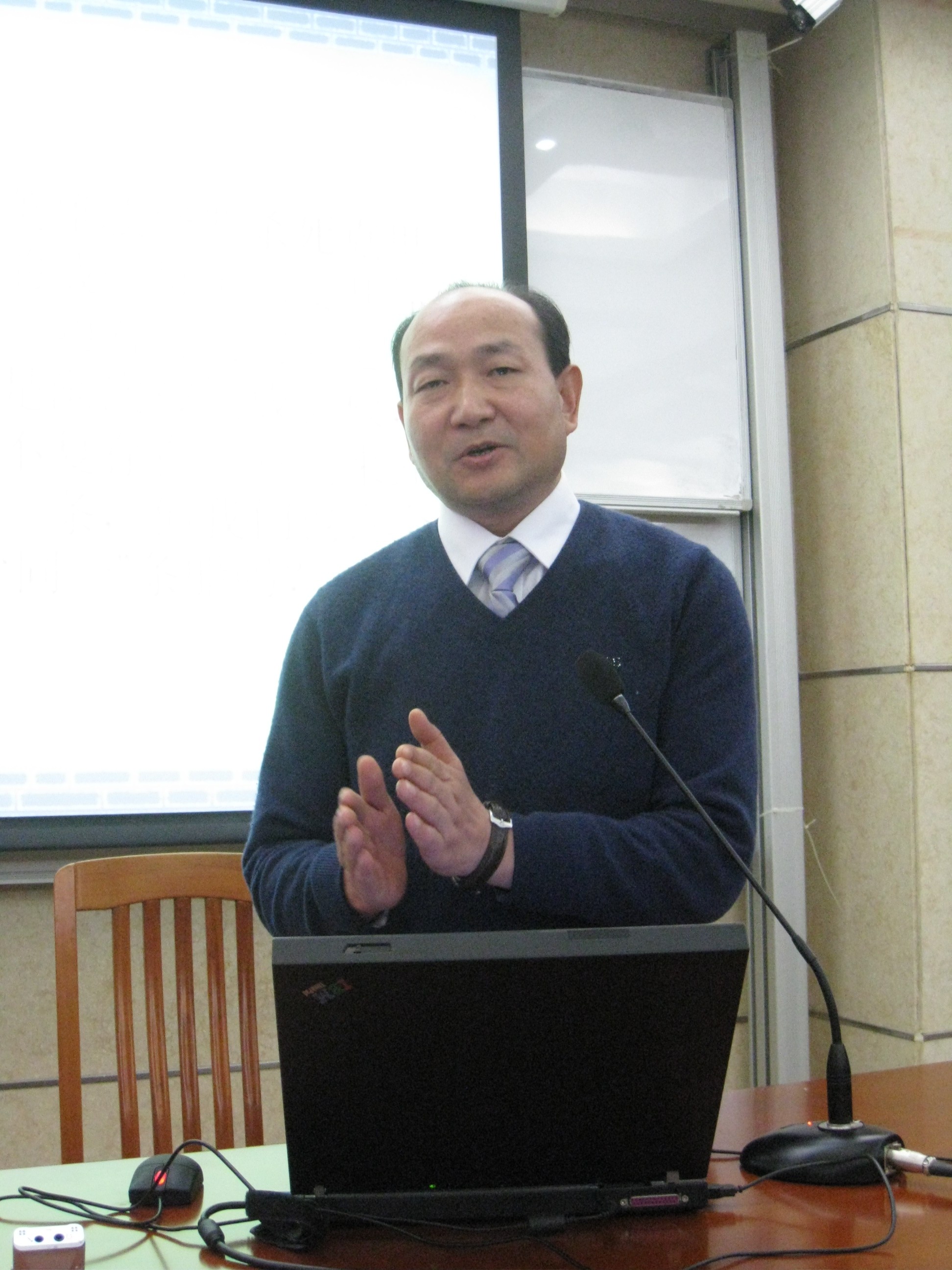 张进教授在讲演中 张进教授在讲演中