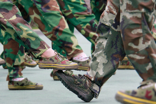 “动作要标准,脚再抬高点” “动作要标准,脚再抬高点”